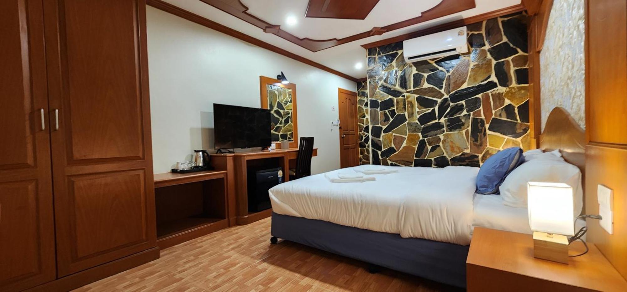 Arya Suites Patong Beach Exterior photo