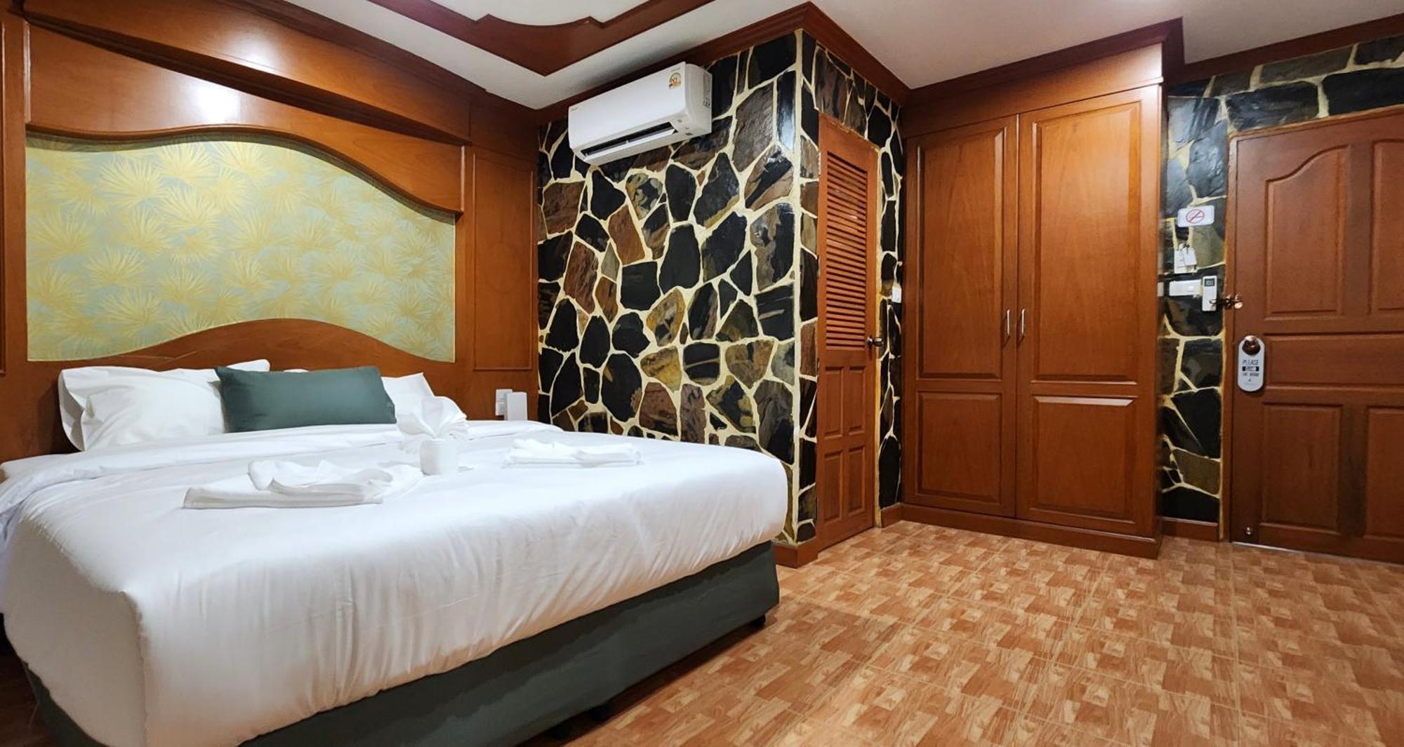 Arya Suites Patong Beach Exterior photo